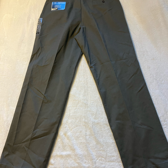 Mens Dockers Classic Fit Pleated Pants in khaki or Olive color  Size W34x32L - Picture 8 of 8